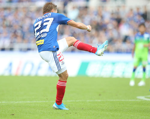 横浜対湘南　前半、ゴールを決める横浜FW仲川（撮影・佐藤成）