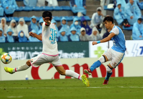 磐田対鳥栖　前半、シュートを放つ磐田MF藤川（右）（撮影・大野祥一）