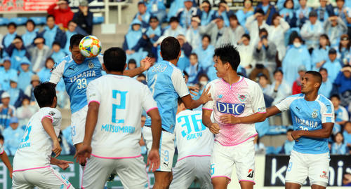 磐田対鳥栖　後半、ヘディングでシュートを放つ磐田DF藤田（左から2人目）（撮影・大野祥一）