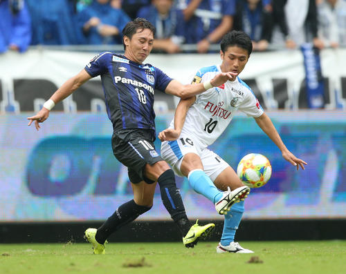 前半、G大阪MF倉田（左）は川崎F・MF大島とボールを奪い合う（撮影・上山淳一）
