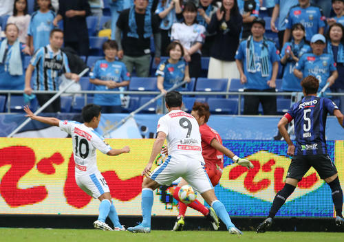 後半、川崎F・MF大島（左）はゴールを決める（撮影・上山淳一）