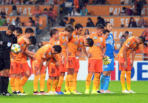 2試合連続で逆転負けを喫し、うなだれる清水の選手たち（撮影・神谷亮磨）