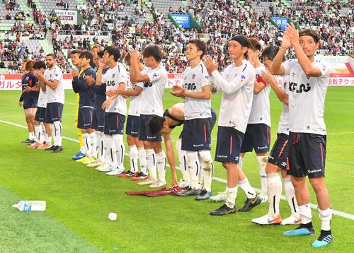 神戸対東京　神戸に勝利しサポーターの歓声に手を叩いて応える東京イレブン（撮影・上田博志）