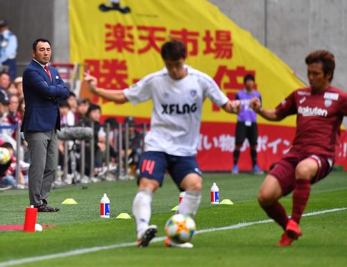 神戸対東京　ピッチ脇から試合を見守る東京長谷川監督（撮影・上田博志）