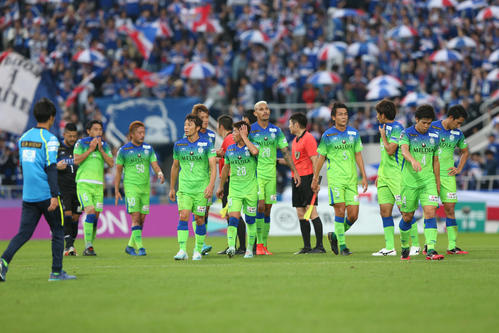横浜対湘南　試合に敗れた湘南イレブン（撮影・佐藤成）