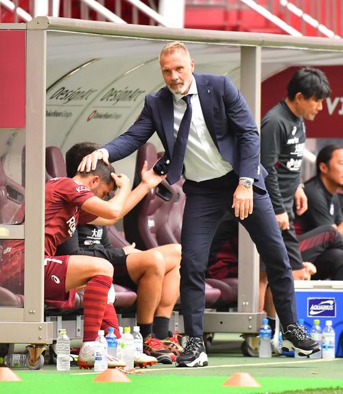 神戸対東京　交代した神戸FWダビド・ビジャをねぎらうトルステン・フィンク監督（撮影・上田博志）