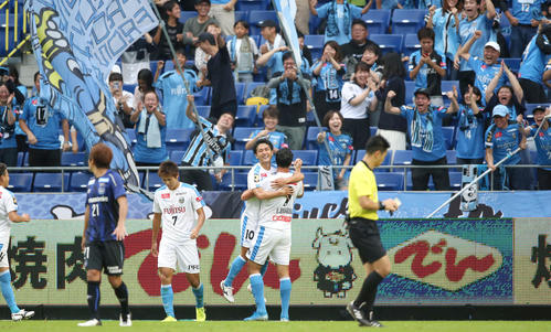 G大阪対川崎F　後半、川崎F・MF大島（左から4人目）はゴールを決め喜ぶ（撮影・上山淳一）