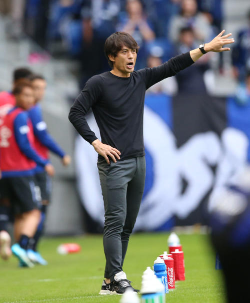 G大阪対川崎F　前半、選手に指示を送るG大阪・宮本監督（撮影・上山淳一）