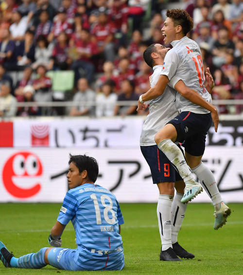 神戸対東京　前半、チーム3点目のゴールを決め東京FWオリヴェイラ（中央）と抱き合って喜ぶ東京MF橋本（右）（撮影・上田博志）