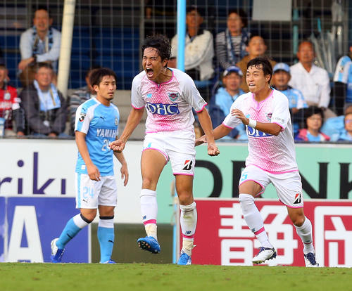 磐田対鳥栖　後半、勝ち越しゴールを決め、雄たけびを上げる鳥栖FW金崎（中央）（撮影・大野祥一）