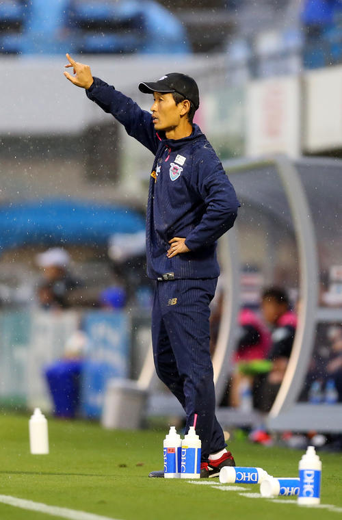 磐田対鳥栖　前半、選手に指示を出す鳥栖金明輝監督（撮影・大野祥一）