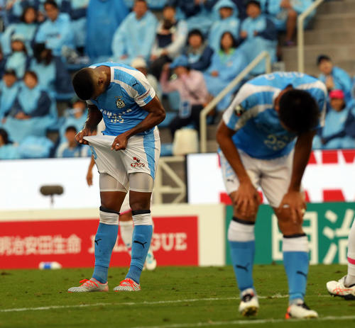 磐田対鳥栖　後半、シュートを外し、ユニホームを引っ張って悔しがる磐田FWルキアン（左）（撮影・大野祥一）