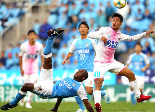 磐田対鳥栖　後半、オーバーヘッドシュートでゴールを決める磐田MFアダイウトン（左）。右は鳥栖FW小野（撮影・大野祥一）