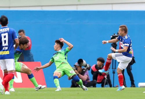 横浜対湘南　前半、右足で先制ゴールを決める横浜FW仲川（右）（撮影・河野匠）