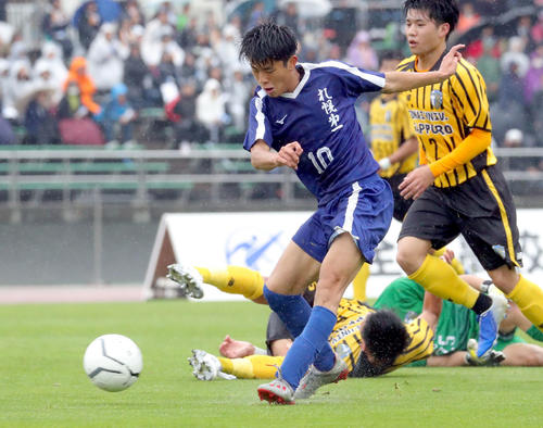 後半13分、ゴールを決める札幌第一・清水（撮影・佐藤翔太）