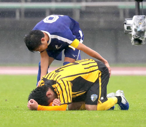 試合終了後、倒れ込んだ東海大札幌・飯田に声をかける札幌第一・近江（撮影・佐藤翔太）