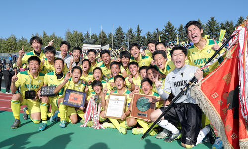 優勝を決め笑顔でポーズをとる北海イレブン（撮影・佐藤翔太）