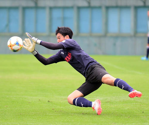 セービングの練習に励む磐田GK八田