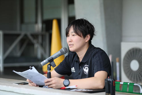試合会場でアナウンスをする久保田（2019年9月23日撮影）