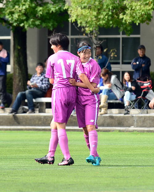 3点目を決めた藤枝順心高FW谷（左）は、決勝点のFW小原（手前）と笑顔で抱き合う