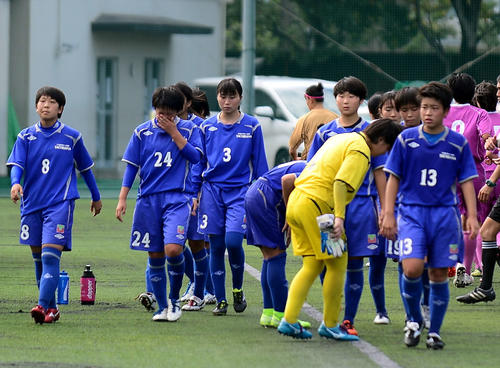 本大会出場を逃し、肩を落とす常葉大橘高イレブン