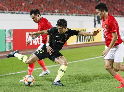 前半、競り合う浦和橋岡（共同）