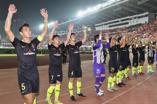 決勝進出を決め、サポーターの歓声に応える、左から槙野、長沢、鈴木ら浦和イレブン(共同)