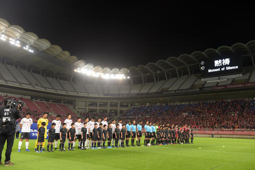 鹿島対ホンダFC　試合前、黙とうする両イレブン（撮影・横山健太）