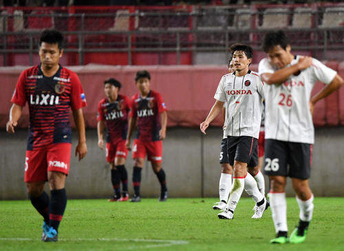 鹿島対ホンダFC　後半、鹿島FW土居にゴールを決められ肩を落とすホンダFCイレブン（撮影・横山健太）
