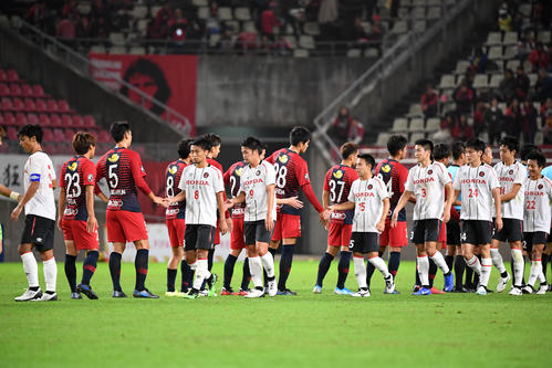 鹿島対ホンダFC　試合を終え、握手を交わす両イレブン（撮影・横山健太）