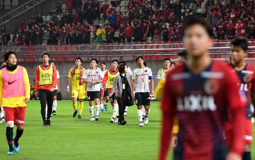 鹿島対ホンダFC　鹿島に敗れ肩を落とし引き揚げるホンダFCイレブン（撮影・横山健太）