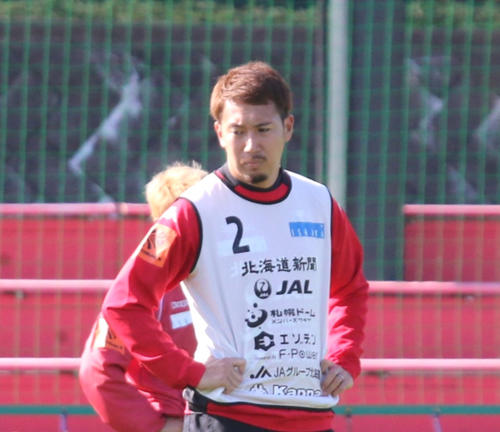 パス練習中に順番を待つ札幌DF福森（撮影・保坂果那）