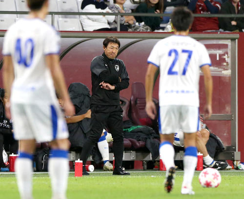 神戸対大分　後半、大分の片野坂知宏監督（中央）は1点を失い渋い表情を浮かべる（撮影・上山淳一）