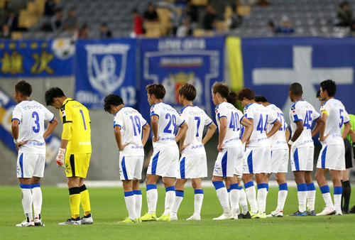 神戸対大分　1－0で神戸に敗れガックリ肩を落とす大分の選手たち（撮影・上山淳一）