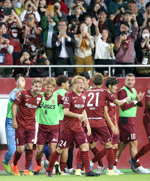 神戸対大分　後半、神戸MF山口蛍（右から2人目）のゴールに盛り上がる神戸イレブン（撮影・上山淳一）