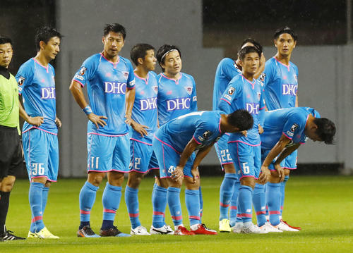 清水に敗れ、肩を落とす鳥栖イレブン（共同）