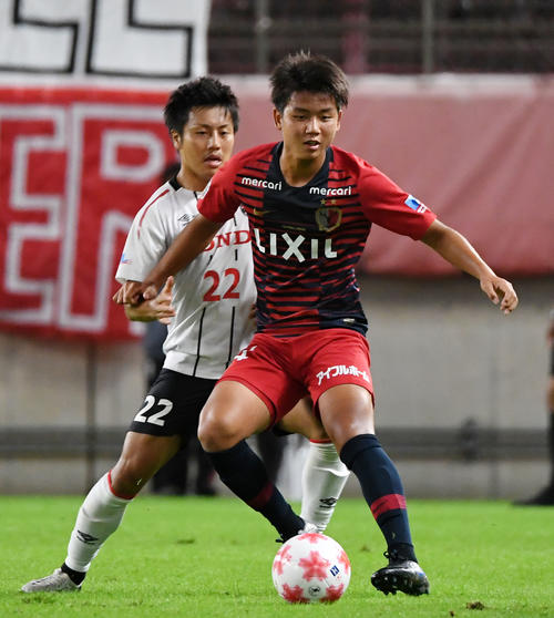 鹿島対ホンダFC　前半、ドリブルする鹿島FW有馬（右）（撮影・横山健太）