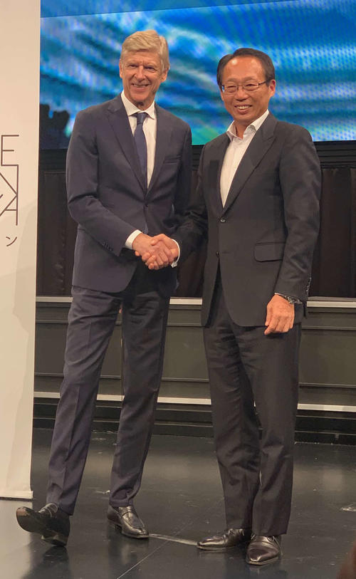 講演会に出席したベンゲル氏（左）と岡田武史氏（撮影・松尾幸之介）