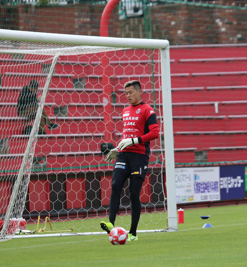 セーブ練習をする札幌GKク（撮影・保坂果那）