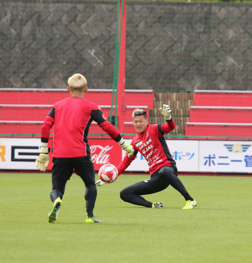 ボールを追う札幌GKク（右）とGK菅野（背中）（撮影・保坂果那）