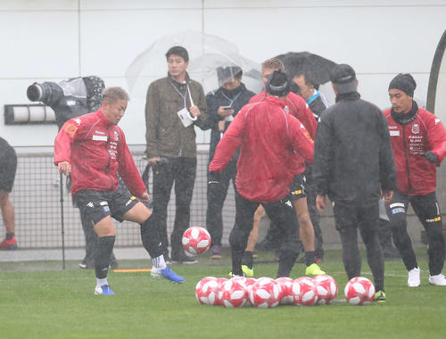 ルヴァン杯決勝前日練習でボール回しする札幌FW菅（左）（撮影・河野匠）