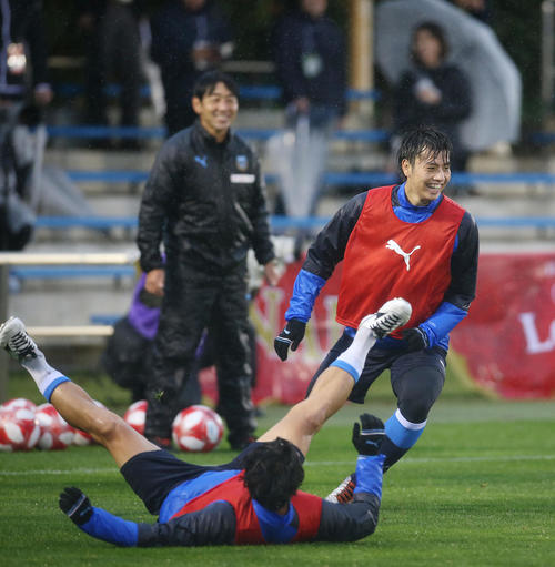 ルヴァン杯決勝前日練習で笑顔を見せる川崎F・MF田中（右）（撮影・河野匠）