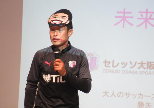 ブルーノ“メン”デスのお面を用意して熱弁をふるうC大阪の勝矢氏（撮影・実藤健一）