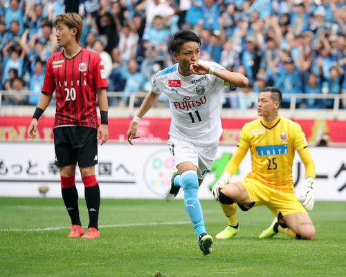 川崎F対札幌　後半、勝ち越しのゴールを決めサポーターのもとへ駆け出す川崎F・FW小林（中央）（撮影・垰建太）