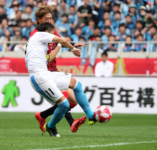川崎F対札幌　後半、勝ち越しのゴールを決める川崎F・FW小林（撮影・垰建太）