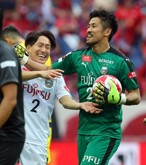 川崎F対札幌　6人目のキックを止め勝利した川崎F・GK新井はガッツポーズを決める（撮影・垰建太）