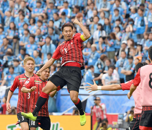 延長前半、FKでゴールを決め喜ぶ札幌MF福森（撮影・たえ見朱実）
