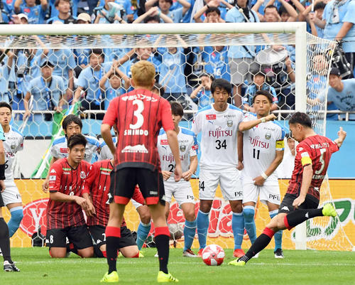 延長前半、FKで勝ち越しゴールを決める札幌MF福森（右端）（撮影・たえ見朱実）