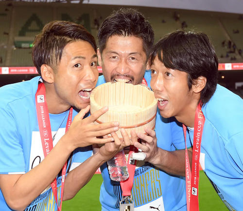 風呂おけチョコクッキーにかぶりつく川崎Fの、左から小林、GK新井、中村（撮影・たえ見朱実）