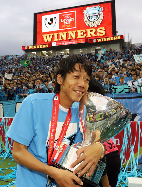 川崎F対札幌　ルヴァン杯を制しトロフィーを手に嬉しそうな川崎F・MF中村（撮影・垰建太）